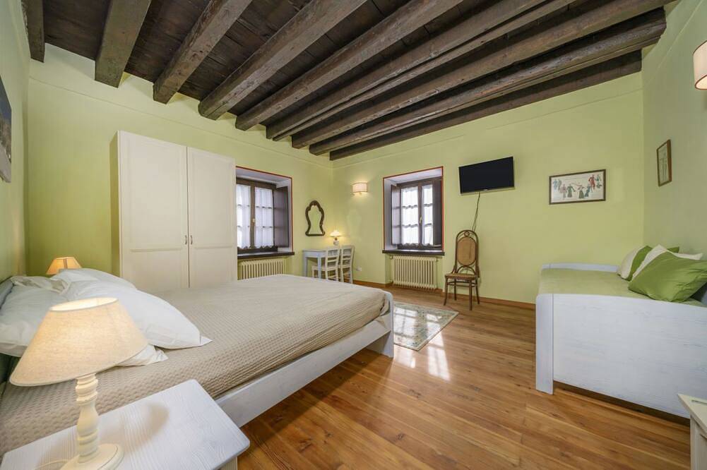 Entire apartment, A welcoming apartment of approximately 50 square meters, perfect for five people, located on the first floor of a historic building built in 1864 and renovated in 2025 while maintaining its historic atmosphere (No elevator).The property is located on Tar in Tarvisio, Karnischer Hauptkamm