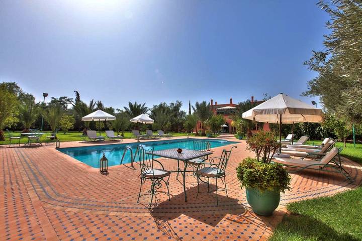 Alojamiento y desayuno para 3 personas, con jardín además de piscina y vistas - 1