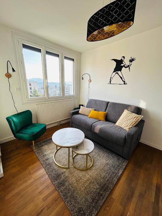 Appartement entier, Appartement Bellevue - T2 vue montagne - calme - parking gratuit - 4 personnes in Meylan, Isère