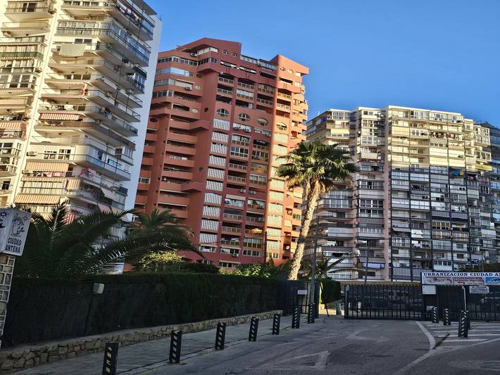 Ferienwohnung für 6 Personen, mit Kinderpool und Terrasse sowie Garten, kinderfreundlich in Benidorm