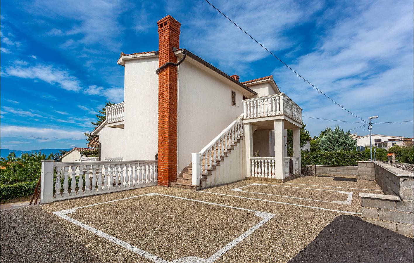 Ganze Ferienwohnung, Gemütlich, 2,5 km vom Strand entfernt: 71 m² große Wohnung mit Terrasse und Parkplatz in Omisalj, Krk