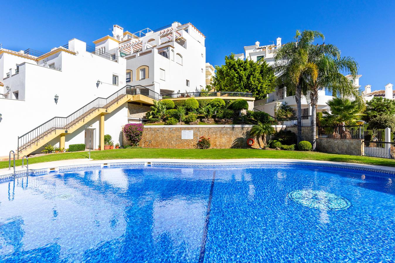 Entire apartment, Holiday Apartment “Lovely penthouse with sea views” with Shared Pool, Terraces, Air Conditioning & Wifi; Parking Available in Benalmádena Costa, Benalmádena