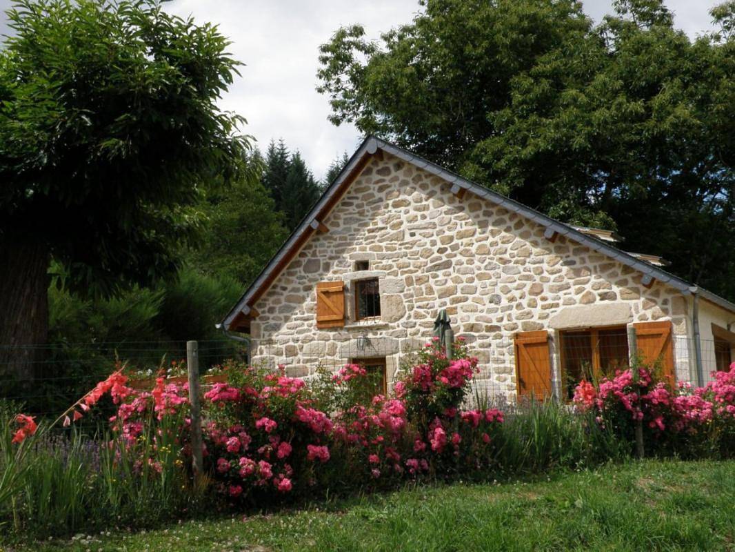 Casa rural con aparcamiento, TV y jardín in Meymac, Ussel region