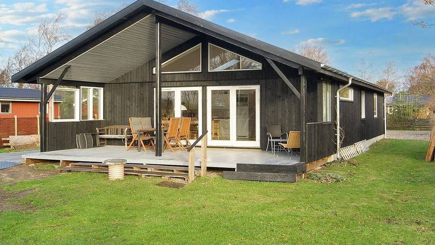 Ferieudlejning for 6 personer, med have i Reersø