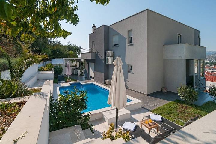 Ferienhaus für 9 Personen, mit Balkon und Pool in Podstrana