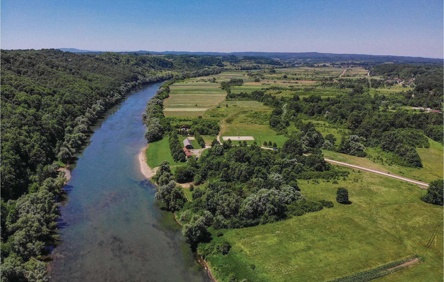 Gemütliche 2-Zimmer-Wohnung mit Terrasse, 300 m vom Strand entfernt und mit moderner Ausstattung in Sisak-Moslavina