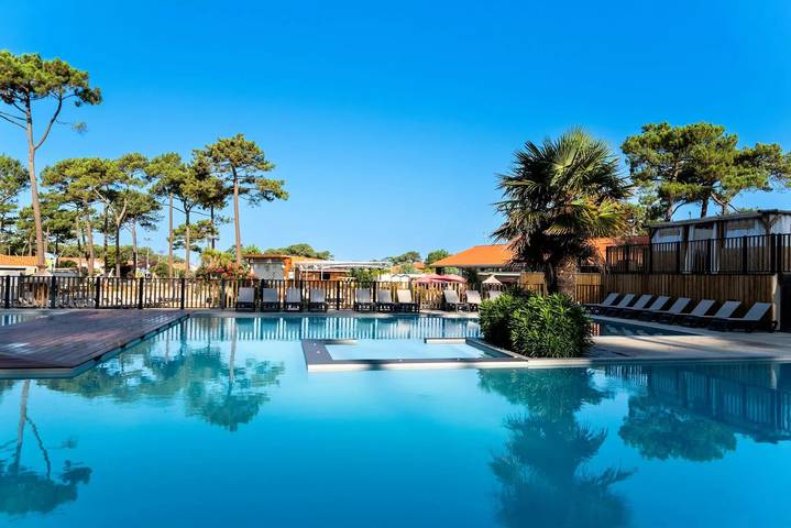 Camping pour 4 personnes, avec Terrasse et Piscine en Aquitaine
