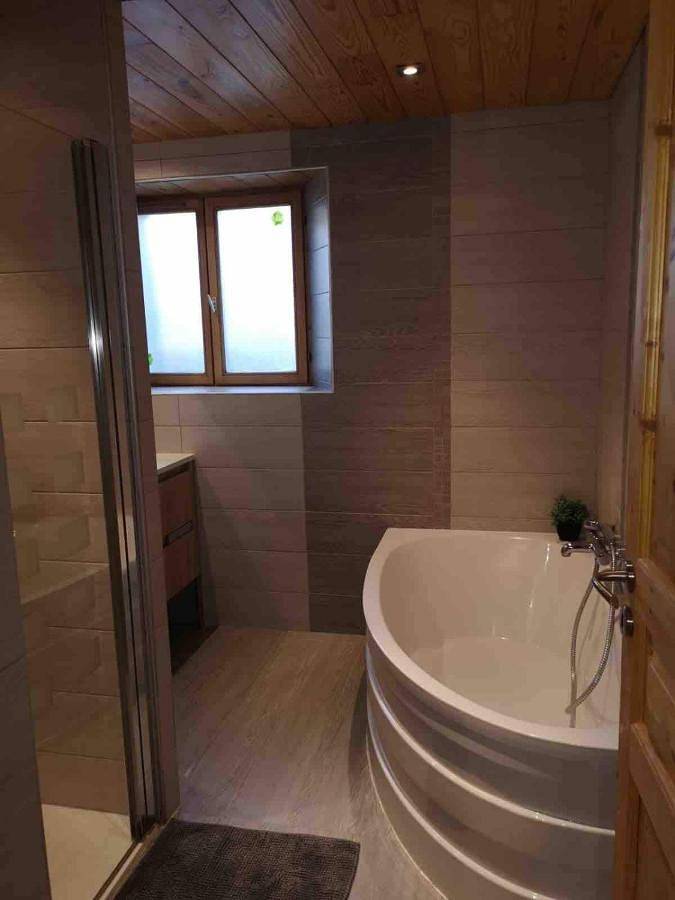 Gîte pour 8 personnes, avec vue et terrasse à La Baume - 4