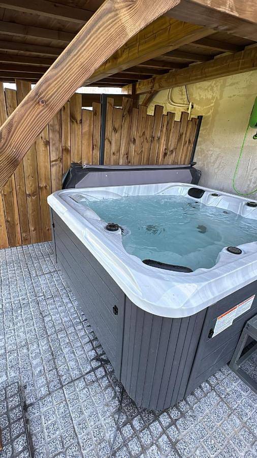 Location de vacances pour 4 personnes, avec Jacuzzi ainsi que Terrasse et Jardin à Marboz - 2