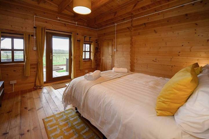 #67 Private Hot Tub Reindeer Lodge retreat in Staffordshire