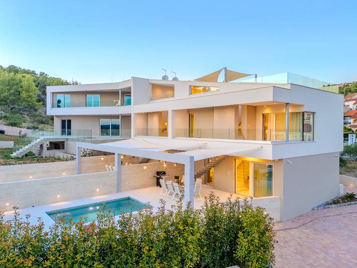 Villa pour 8 personnes, avec terrasse et piscine à Šibenik