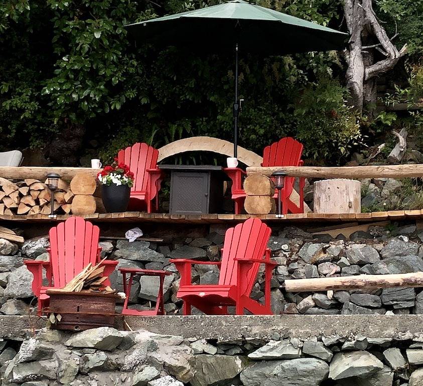 Beachfront Studio auf Maple Bay, Schritte entfernt zu Ihrem eigenen privaten Strand Terrasse in North Cowichan, Cowichan Valley Regional District