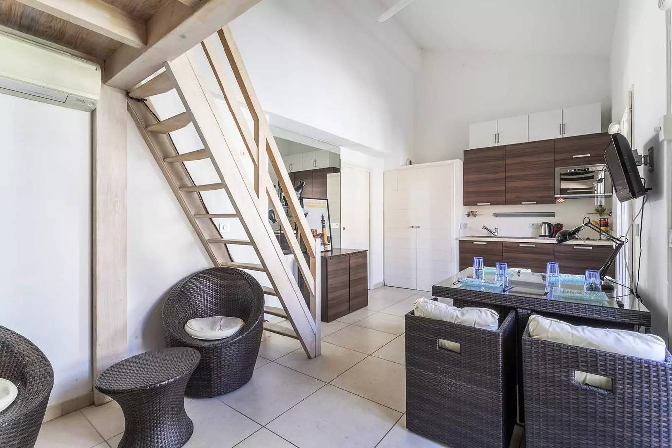 Monolocale intero, Appartamento mezzanino sul posto di braccia 100 m dal mare in Hyeres, Porquerolles