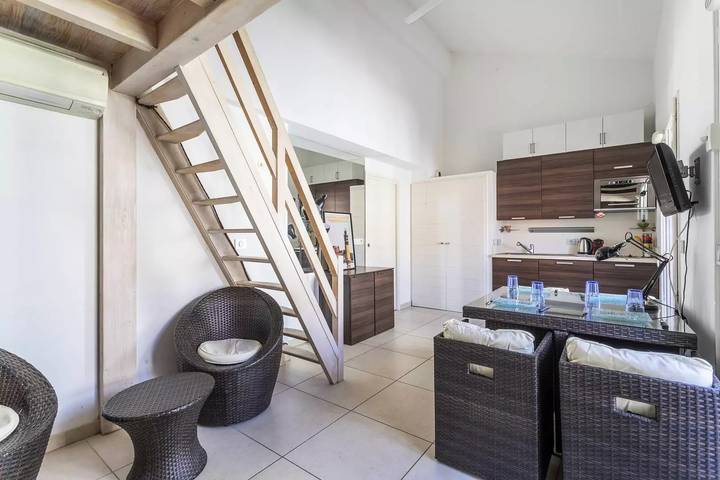 Studio entier, Studio mezzanine climatisé avec balcon • Au cœur de Porquerolles in Hyeres, Côte méditerranéenne (France)