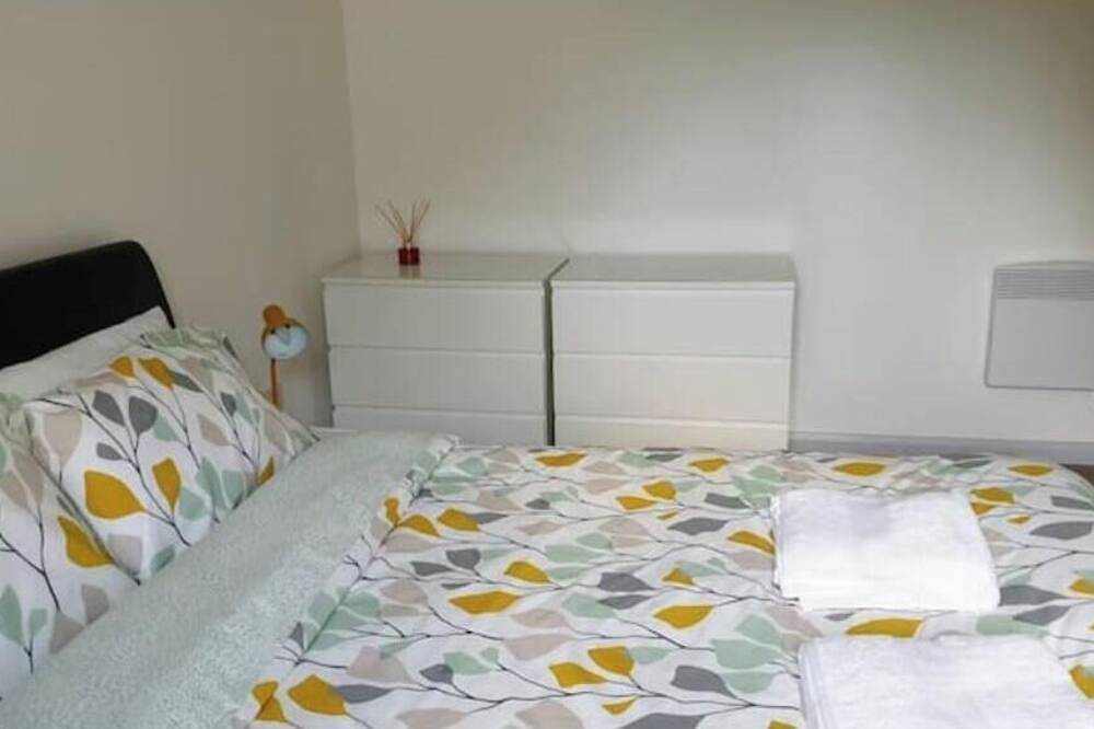 Bright 2-Bed Cottage in South Skye |Dog-Friendly Retreat Near Coast & Distillery in Bristol, South West England
