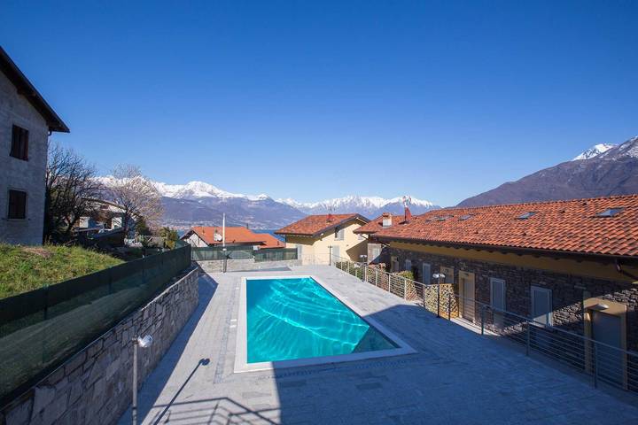 Ferienwohnung für 4 Personen, mit Terrasse und Pool sowie Seeblick, kinderfreundlich in Pianello del Lario