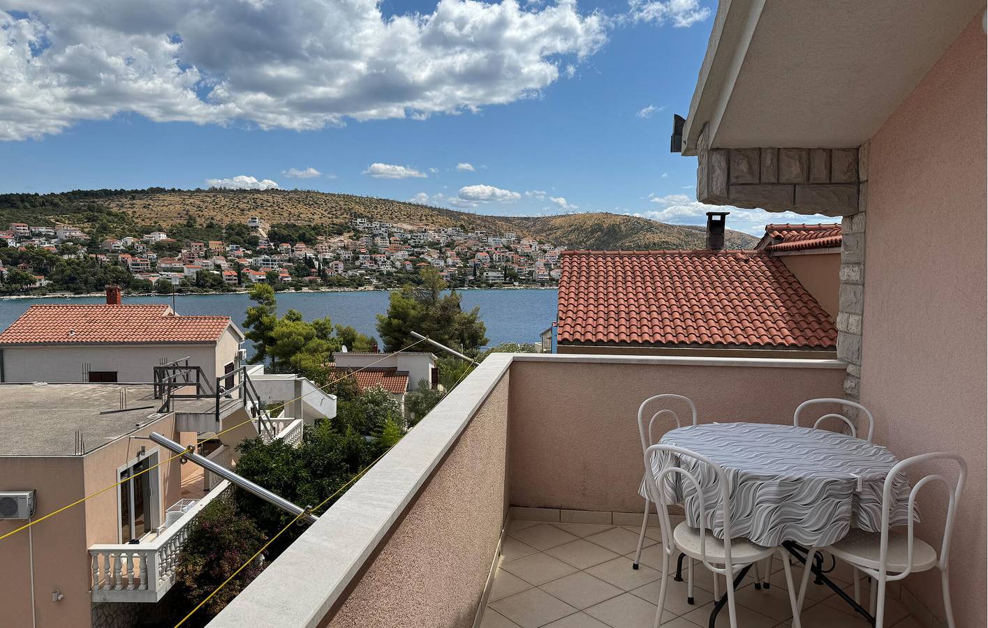 Ganze Ferienwohnung, Gemütliches Apartment am Strand mit Terrasse, WLAN und Parkplatz in Uvala Bočići in Okrug Gornji, Ciovo