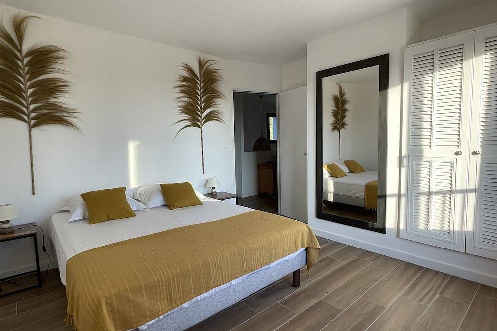Modern Provencal farmhouse, underfloor air-conditioning in all rooms, saltwater swimming pool. in Cabrières-d'Avignon, Parc naturel régional du Luberon