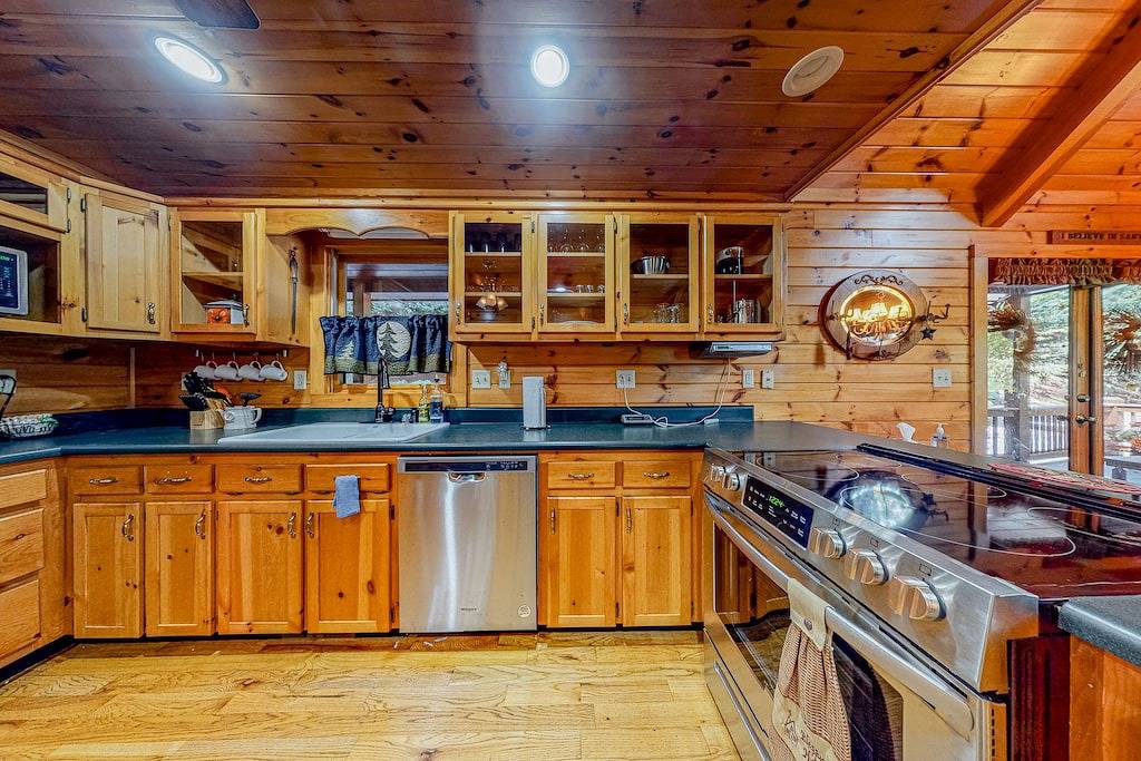 Cozy Wooded Retreat w/ Wifi, Putting Green, Foosball, Private Hot Tub & Views in Chattahoochee National Forest