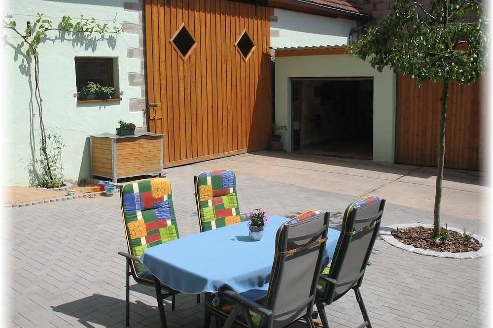 Ganze Wohnung, Modern eingerichtete Ferienwohnung für zwei Personen (26 qm) in Michelau i.Steigerwald, Fränkisches Weinland