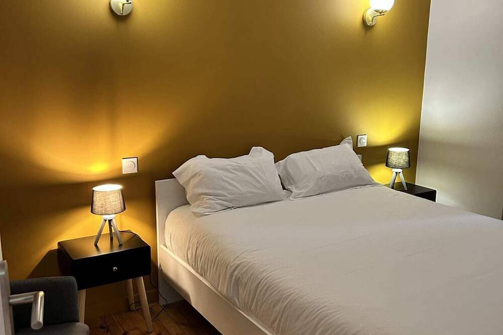 Entire apartment, 2-person air-conditioned 1-bedroom apartment near Aïga Resort Grand Sarcoui A01 in Châtel-Guyon, Volcans d'Auvergne Regional Nature Park