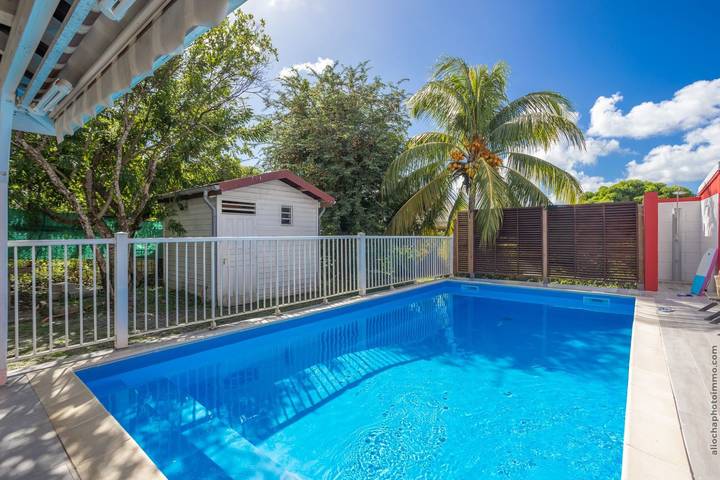 Location de vacances pour 11 personnes, avec terrasse ainsi que piscine et jardin à Sainte-Luce - 2