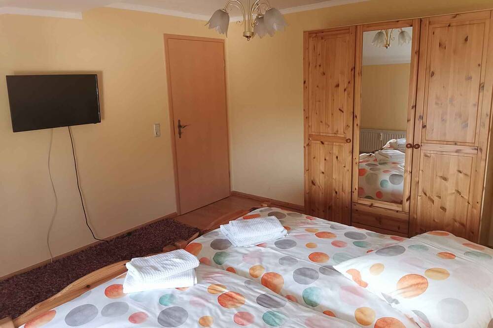 Ganze Wohnung, Ferienwohnung mit Blick zum kleinen Jasmunder Bodden und Gartensitzplatz in Lietzow, Bergen auf Rügen und Umgebung