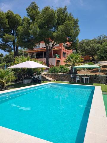 Gîte pour 10 personnes, avec vue ainsi que piscine et jardin à Navahermosa