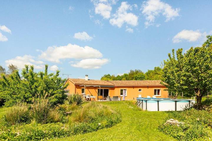 Location de vacances pour 11 personnes, avec Terrasse ainsi que Jardin et Vue à Ferrières (Charente-Maritime)