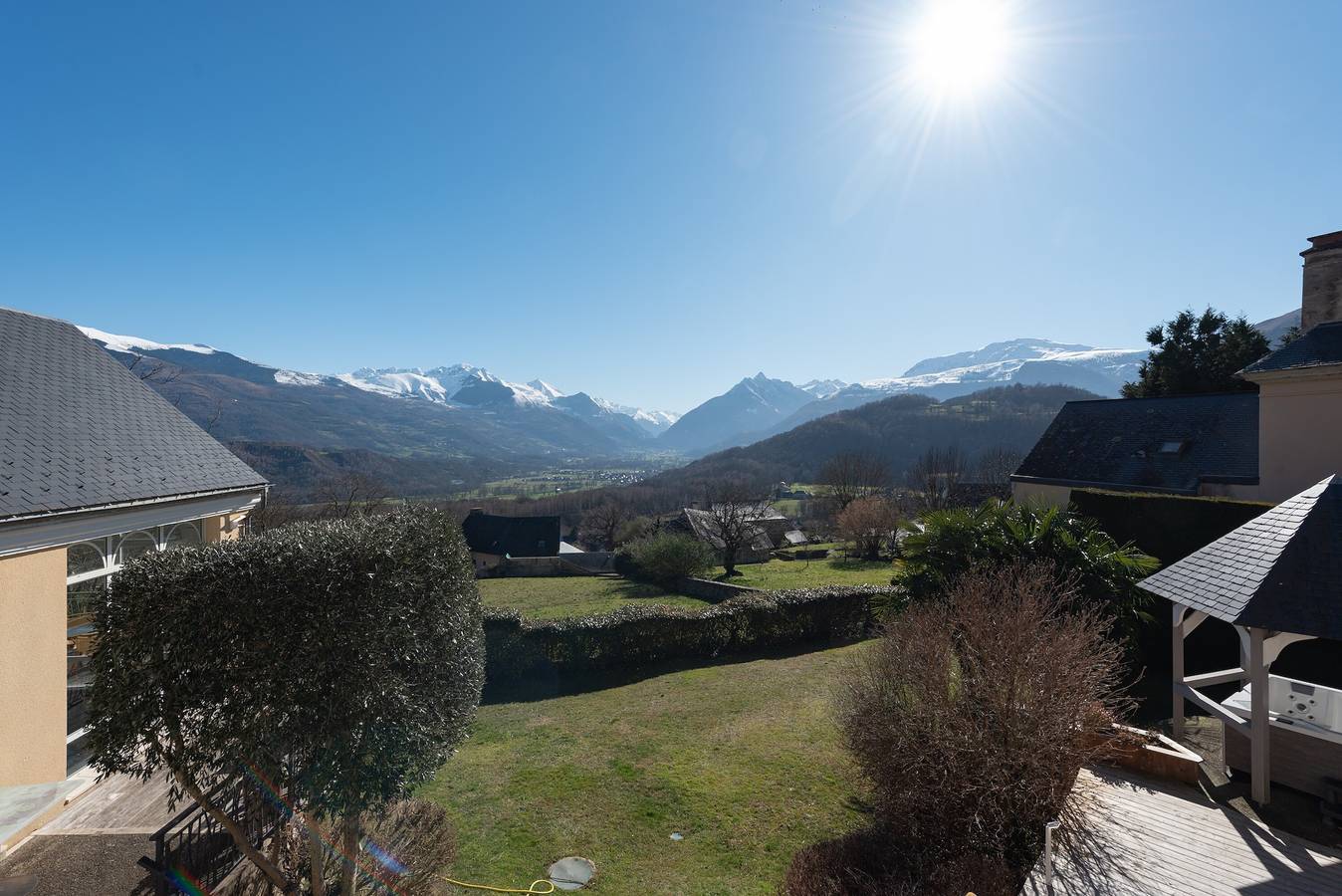 Le Bérierot - Gîte con Vistas a la Montaña, Piscina Interior y Spa, a 30 min de las Estaciones de Esquí in Ouzous, Pirineos franceses