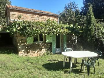 Gîte pour 2 personnes, avec piscine et jardin à Chambonas