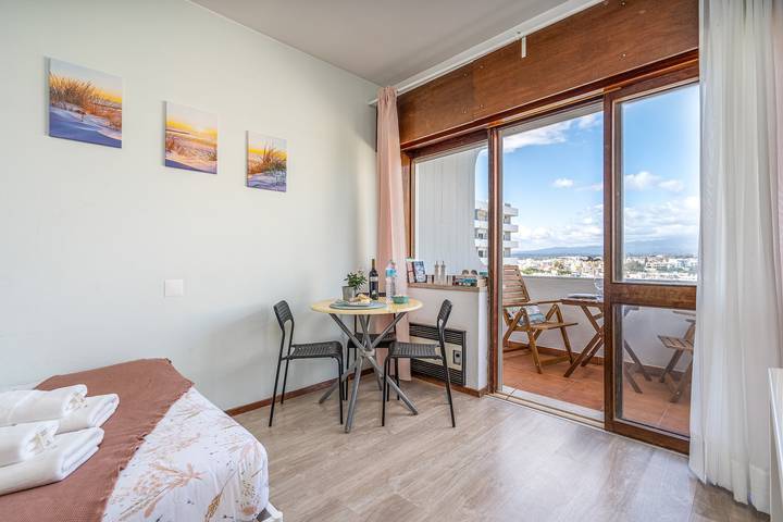 Entire apartment, Gaivotas House Apartment with Balcony and Wi-Fi Access in Alvor, Faro District