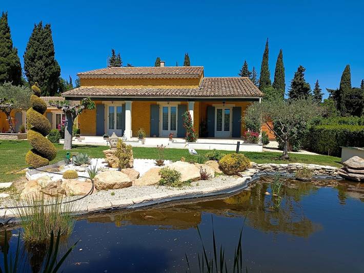 Villa pour 4 personnes, avec terrasse ainsi que jardin et piscine