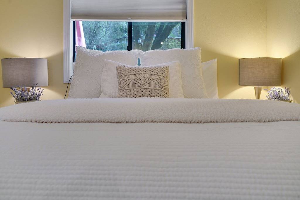 Cozy Woodland Escape, Hot Tub, Redwood + Water Views, mins from spas in Napa in California North Coast