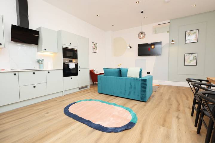 Holiday letting for 7 people, with garden, child-friendly in Bristol