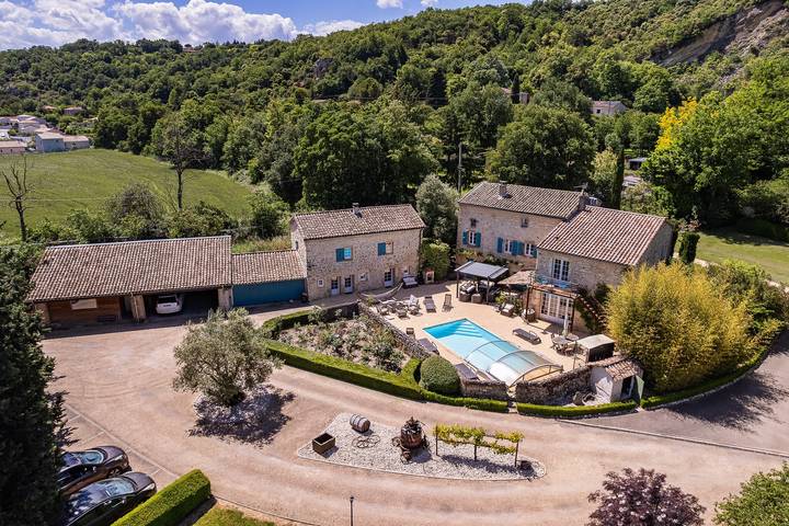 Magnanería renovada en finca arbolada de 20.000 m² in Charmes-sur-Rhône, Privas (distrito)