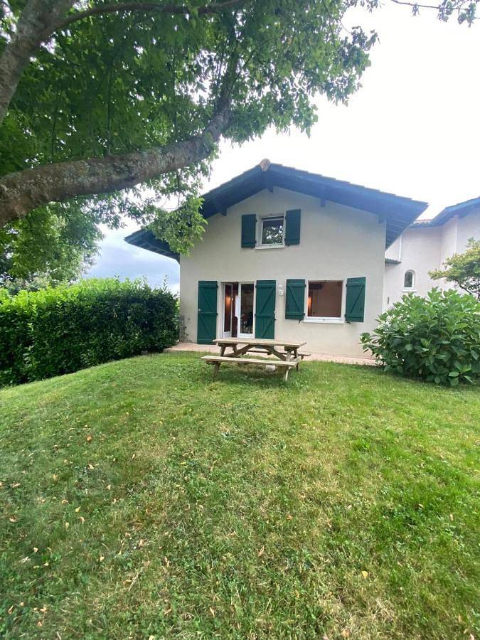 Location de vacances pour 11 personnes, avec balcon et jardin à Mendionde