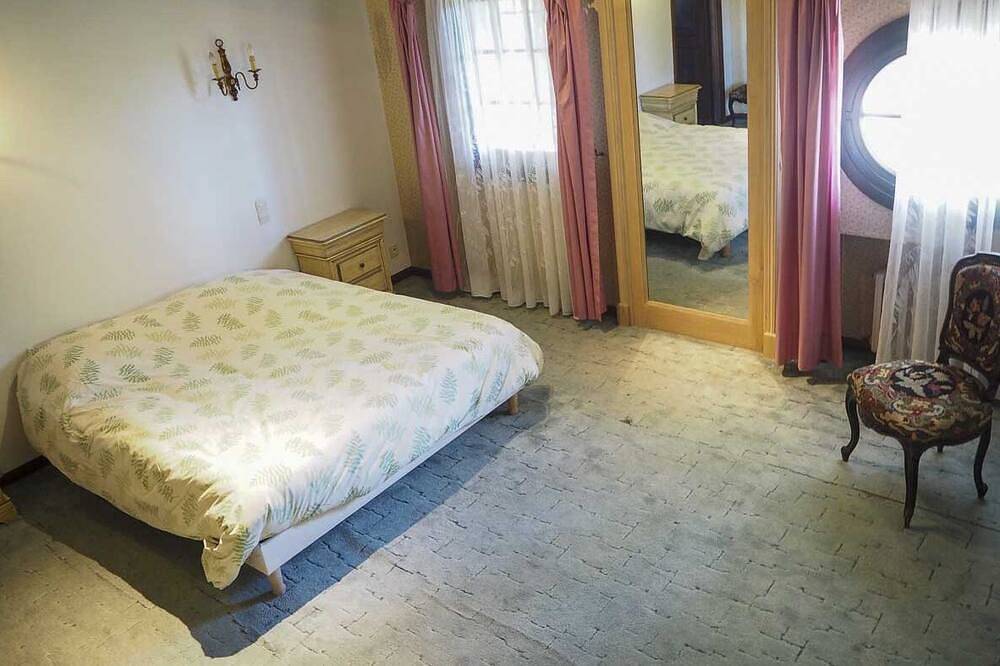 Le Castellas, sleeps 7, wooded grounds, private pool in Manosque, Regionaler Naturpark Luberon