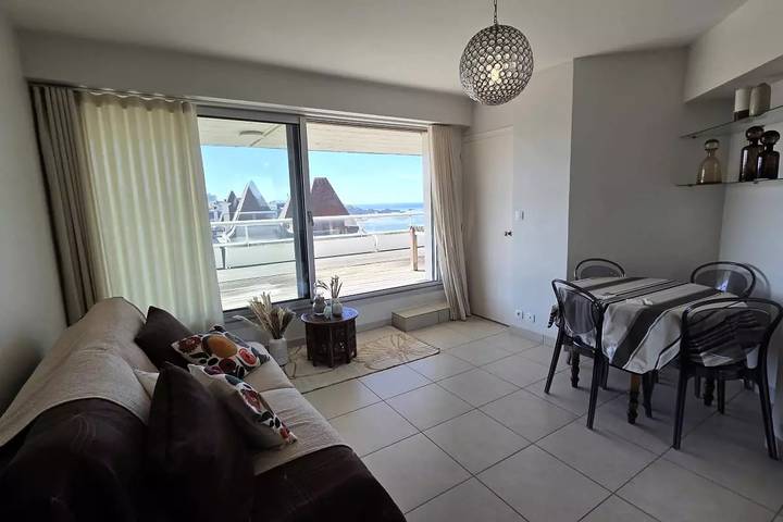Gîte pour 4 personnes, avec terrasse dans Plage du Miramar