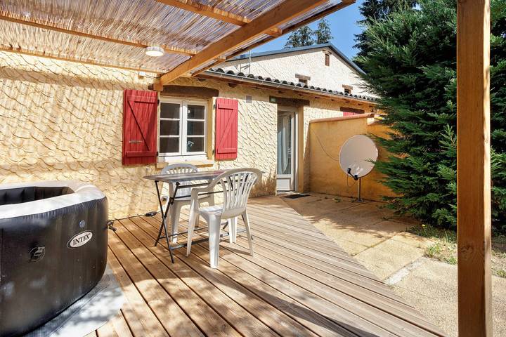 Holiday Home “Camping Les Pialades - Gîte Spa” with Private Terrace and Wi-Fi in Nabirat, Périgord Noir