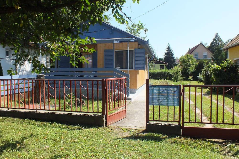 Freistehendes Ferienhaus beim Wellnessbad mit eingezäuntem Garten und Terrasse in Dombowa, Komitat Tolnau