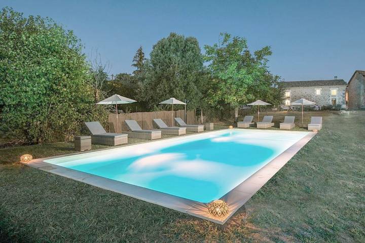 Location de vacances pour 3 personnes, avec vue ainsi que jardin et piscine à Parcoul