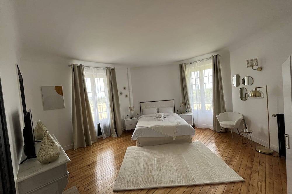 Manoir Spa sauna et piscine chauffée à 20 min de Disney in Montceaux-lès-Meaux, Seine-et-Marne