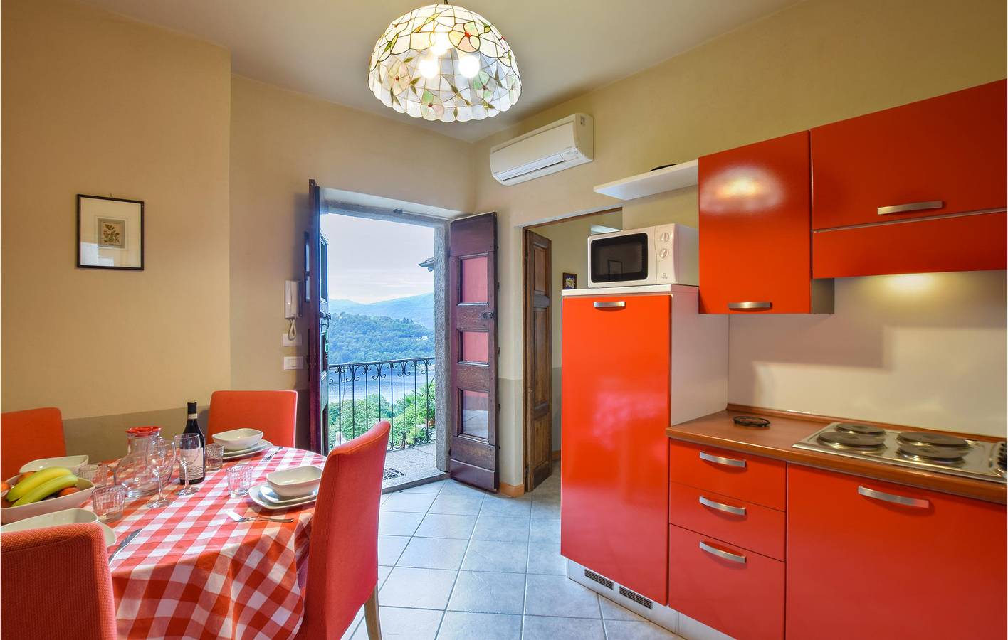 Ganze Ferienwohnung, Apartment am Pool mit Parkplatz, Garten- und Seeblick in Carcegna, Miasino Gemeinde