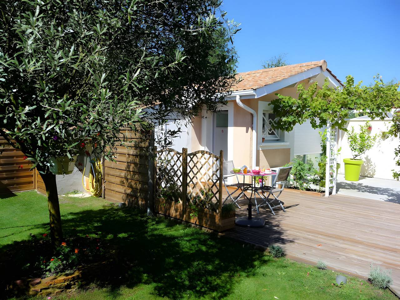 Air-Conditioned Private Guest Room – Chez Chantal et Salvador in La Teste-de-Buch, Arcachon region