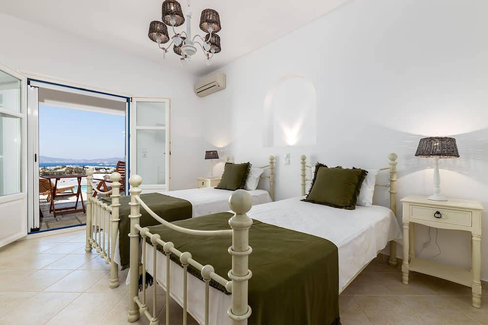 Constamar Villa, Swimming pool - 10min walk from Alyki Center! in Aliki, Paros