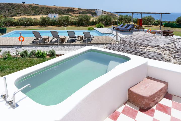 Vacation rental for 4 people, with yard, kid friendly in Milos