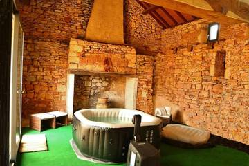 Gîte pour 6 personnes, avec jardin et jacuzzi à Fumel