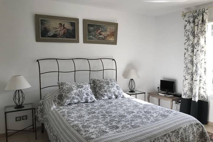 Location de vacances pour 8 personnes, avec jardin dans Golf de Pont Royal - 2