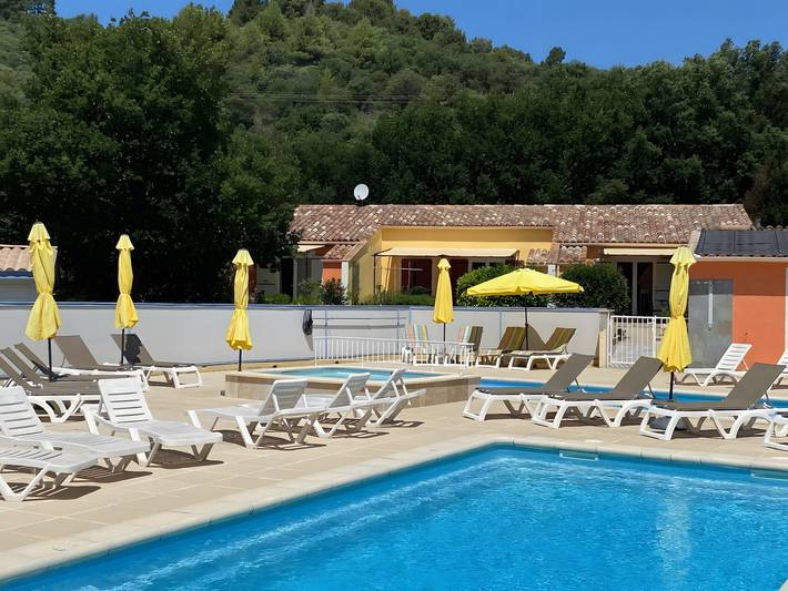 Location de vacances pour 6 personnes, avec jardin et bassin pour enfant, animaux acceptés dans les Alpes-de-Haute-Provence